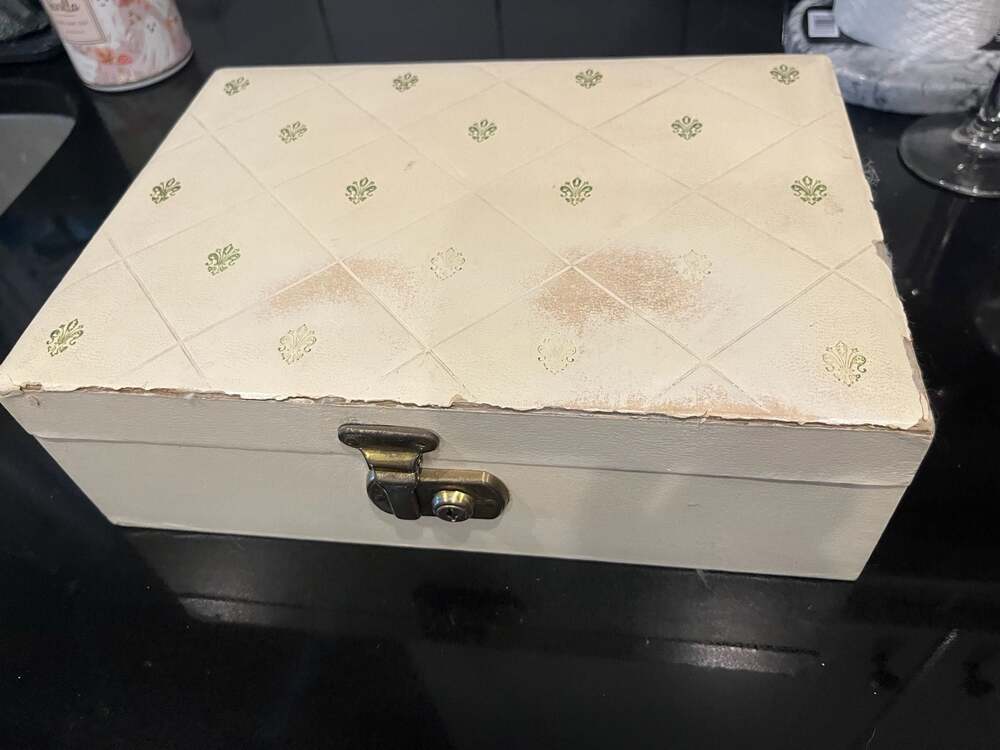 Vintage Farrington Cream Quilted Fleur De Lis Jewelry Box Red Velvet Lining